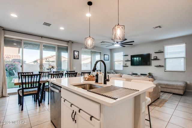 7877 S Wolf Creek Drive, Tucson, AZ 85757