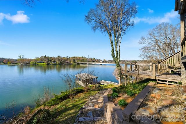 152 Bridge Pointe Lane, Hickory, NC 28601