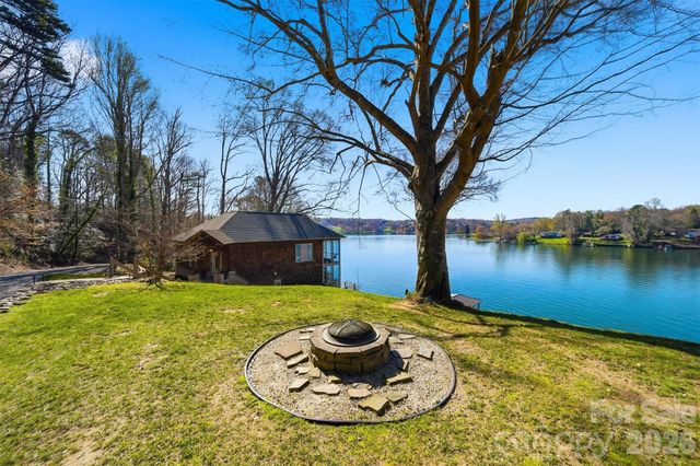 152 Bridge Pointe Lane, Hickory, NC 28601