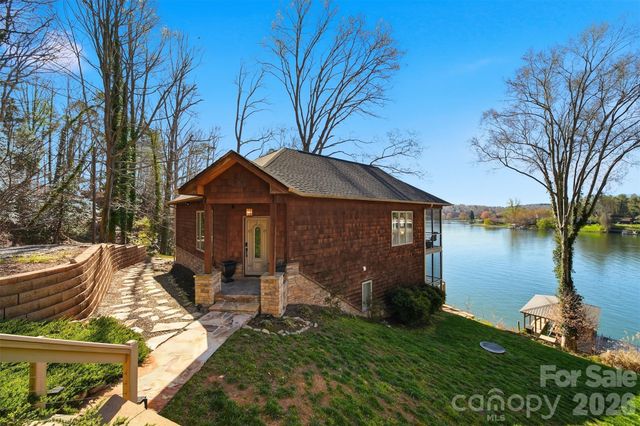 152 Bridge Pointe Lane, Hickory, NC 28601