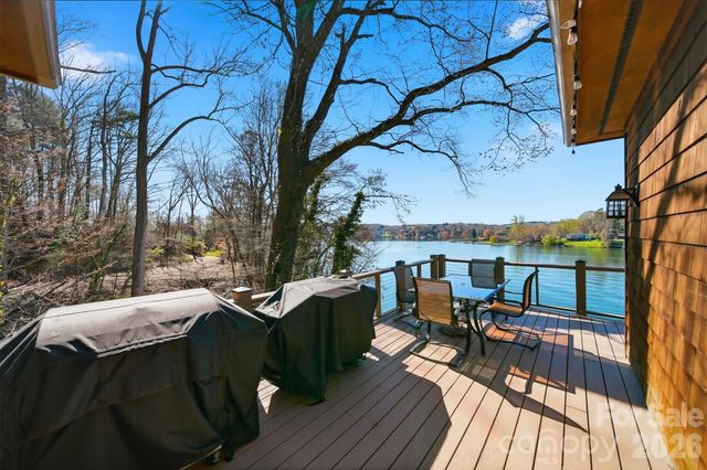 152 Bridge Pointe Lane, Hickory, NC 28601