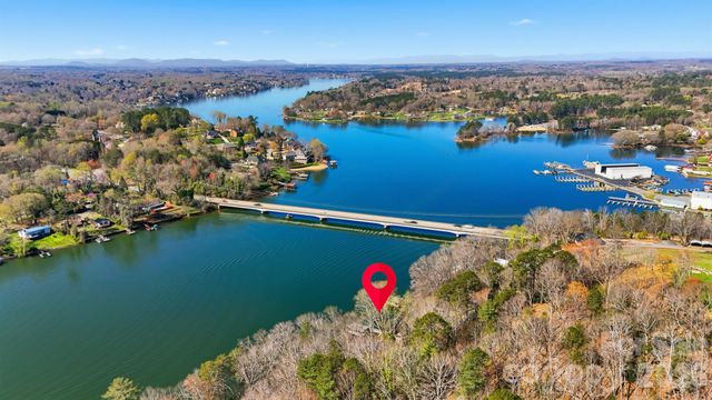 152 Bridge Pointe Lane, Hickory, NC 28601