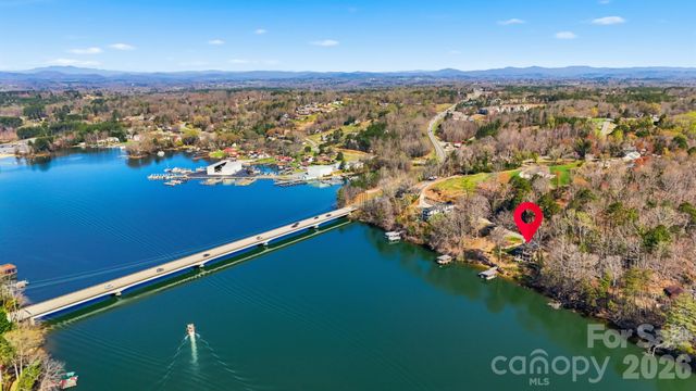 152 Bridge Pointe Lane, Hickory, NC 28601