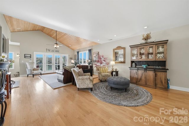 152 Bridge Pointe Lane, Hickory, NC 28601