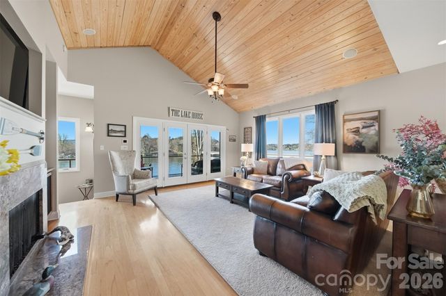 152 Bridge Pointe Lane, Hickory, NC 28601