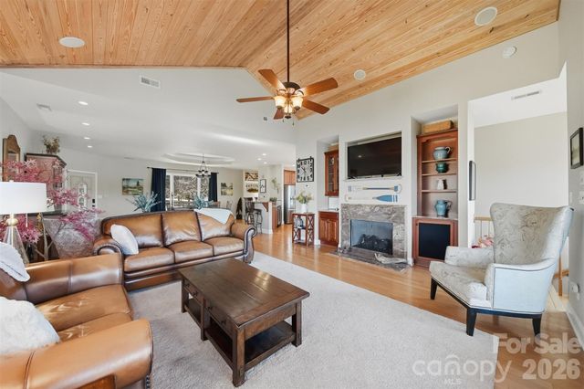 152 Bridge Pointe Lane, Hickory, NC 28601