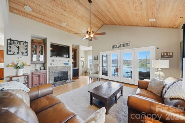 152 Bridge Pointe Lane, Hickory, NC 28601