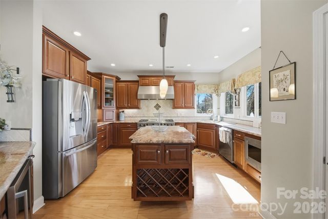 152 Bridge Pointe Lane, Hickory, NC 28601