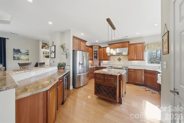 152 Bridge Pointe Lane, Hickory, NC 28601