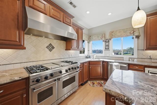 152 Bridge Pointe Lane, Hickory, NC 28601