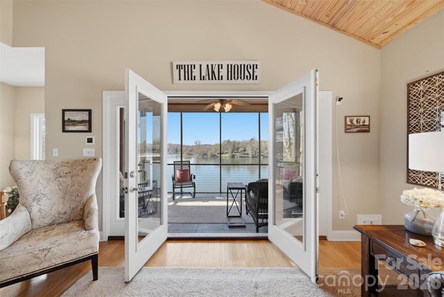 152 Bridge Pointe Lane, Hickory, NC 28601