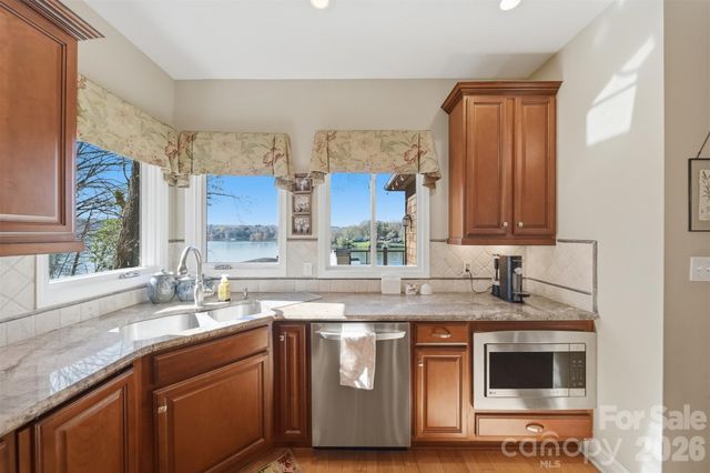 152 Bridge Pointe Lane, Hickory, NC 28601