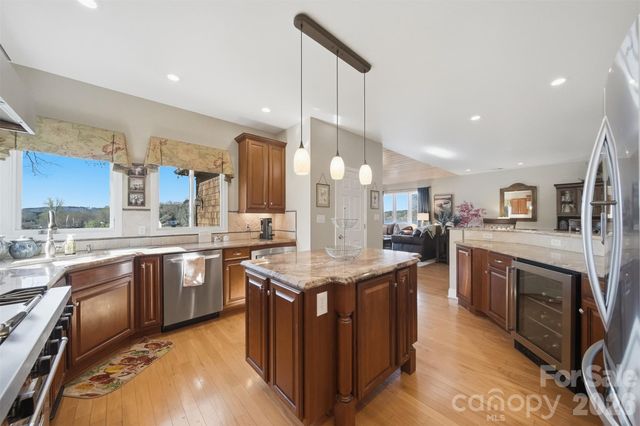 152 Bridge Pointe Lane, Hickory, NC 28601