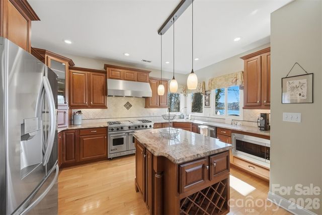 152 Bridge Pointe Lane, Hickory, NC 28601