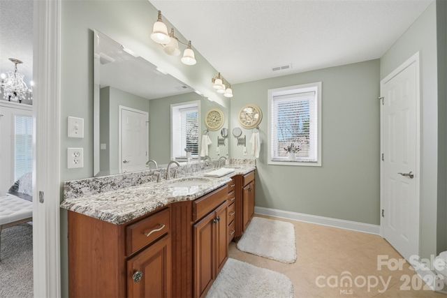 152 Bridge Pointe Lane, Hickory, NC 28601