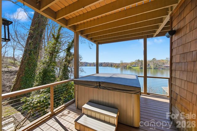 152 Bridge Pointe Lane, Hickory, NC 28601