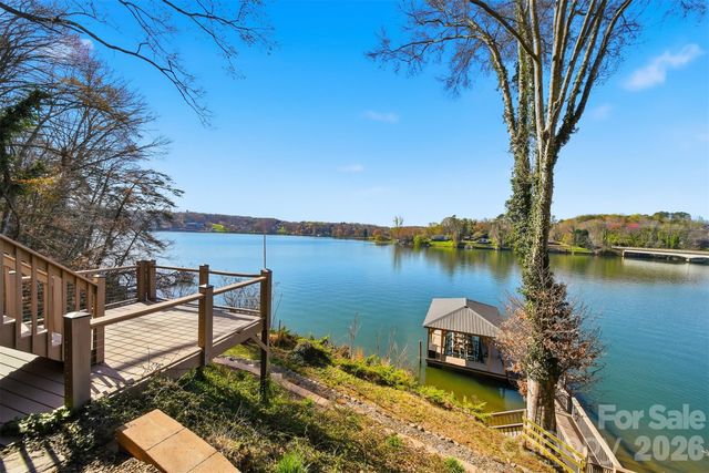 152 Bridge Pointe Lane, Hickory, NC 28601