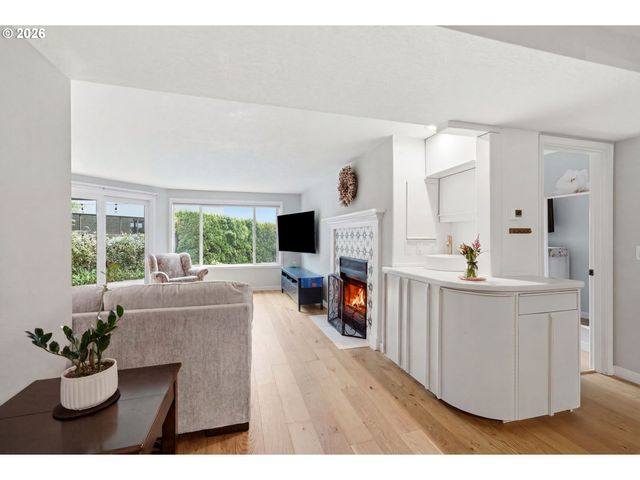 5620 S RIVERSIDE Ln 1, Portland, OR 97239