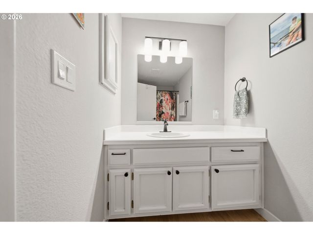 5620 S RIVERSIDE Ln 1, Portland, OR 97239