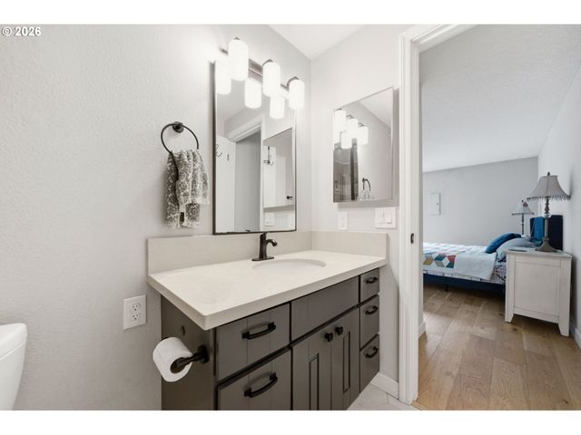 5620 S RIVERSIDE Ln 1, Portland, OR 97239