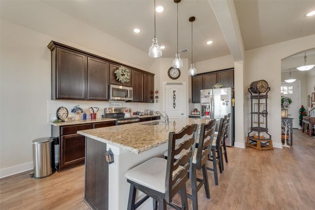 136 Creekside Drive, Sanger, TX 76266