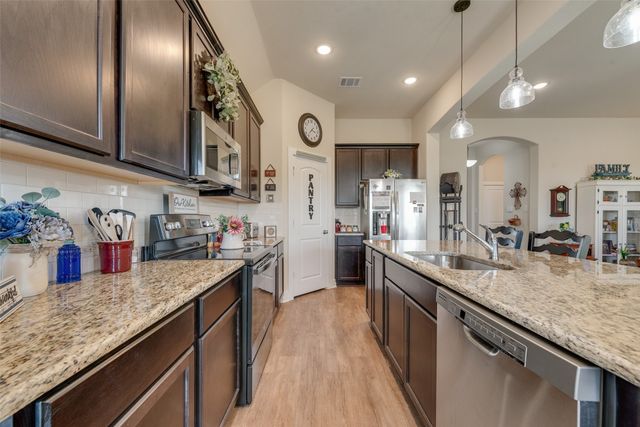 136 Creekside Drive, Sanger, TX 76266