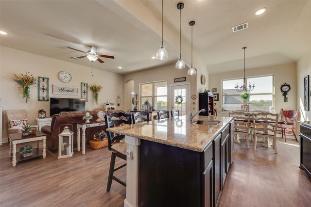 136 Creekside Drive, Sanger, TX 76266