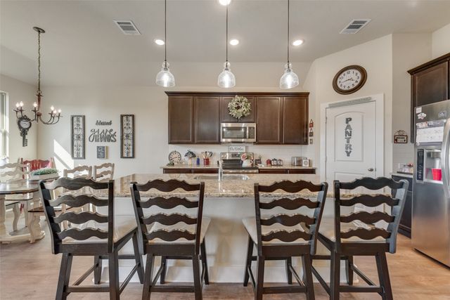 136 Creekside Drive, Sanger, TX 76266