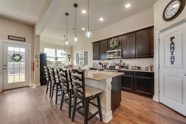 136 Creekside Drive, Sanger, TX 76266