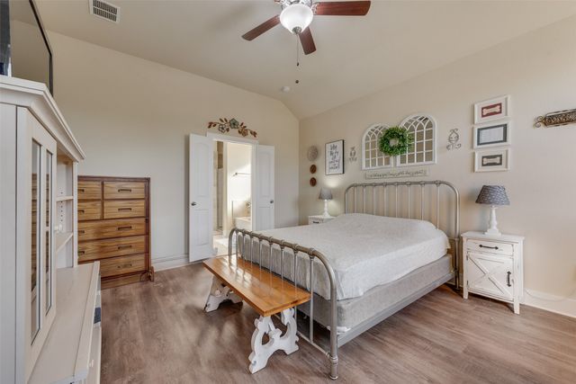 136 Creekside Drive, Sanger, TX 76266