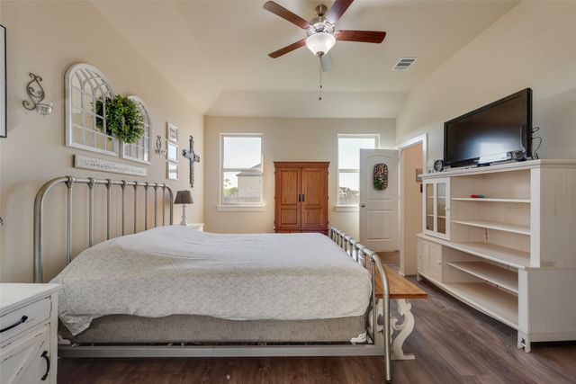 136 Creekside Drive, Sanger, TX 76266