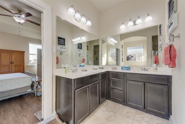 136 Creekside Drive, Sanger, TX 76266