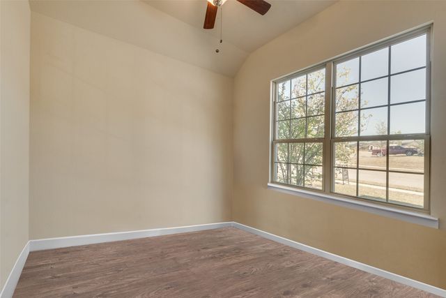 136 Creekside Drive, Sanger, TX 76266