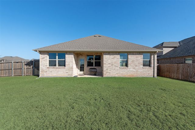136 Creekside Drive, Sanger, TX 76266