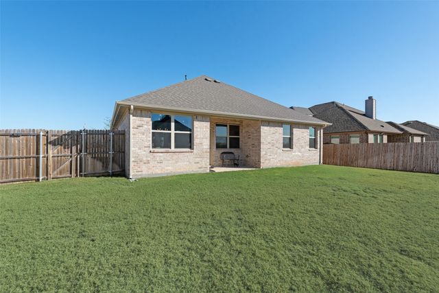 136 Creekside Drive, Sanger, TX 76266