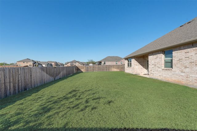 136 Creekside Drive, Sanger, TX 76266