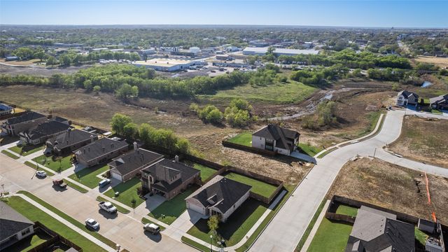 136 Creekside Drive, Sanger, TX 76266