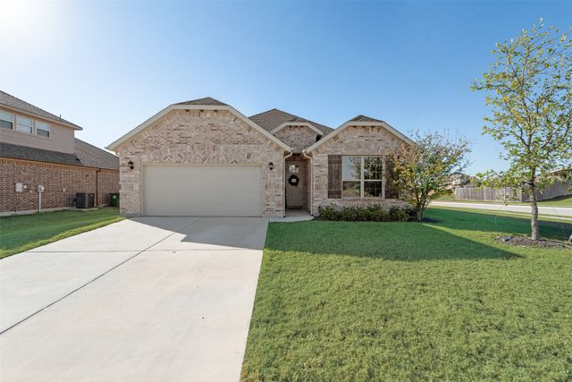 136 Creekside Drive, Sanger, TX 76266