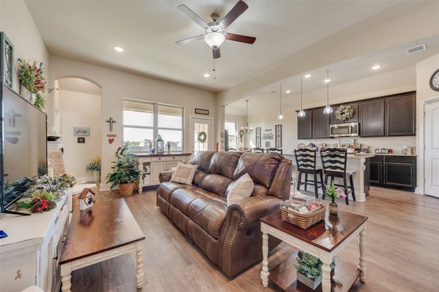 136 Creekside Drive, Sanger, TX 76266