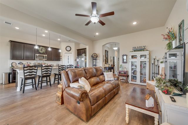 136 Creekside Drive, Sanger, TX 76266