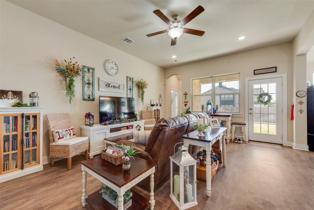 136 Creekside Drive, Sanger, TX 76266