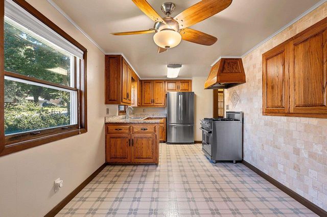 1934 DEBRA LANE, Green Bay, WI 54302