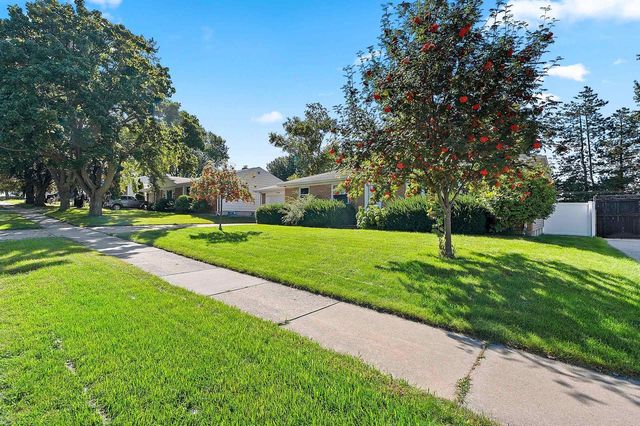 1934 DEBRA LANE, Green Bay, WI 54302