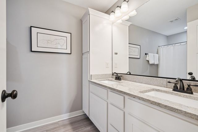 876 S 93rd Street, West Des Moines, IA 50266