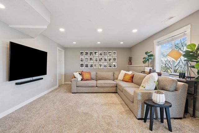 876 S 93rd Street, West Des Moines, IA 50266