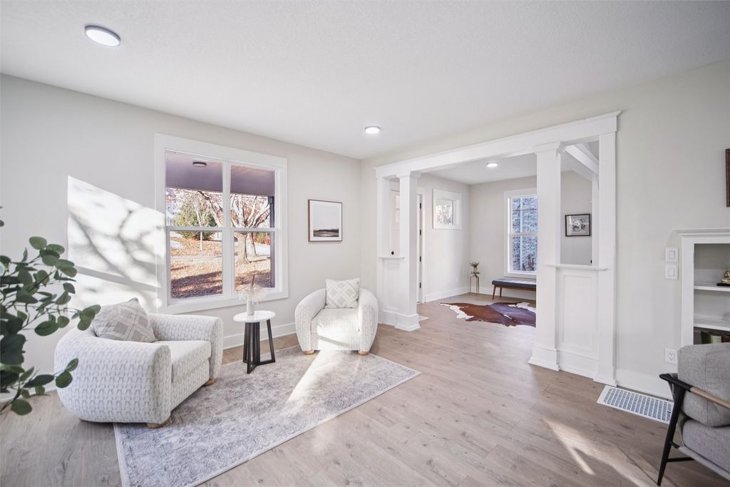 415 42nd Street, Des Moines, IA 50312