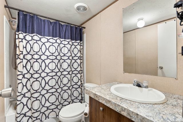 955 County Road 6753, Devine, TX 78016