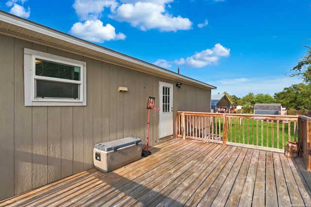 955 County Road 6753, Devine, TX 78016