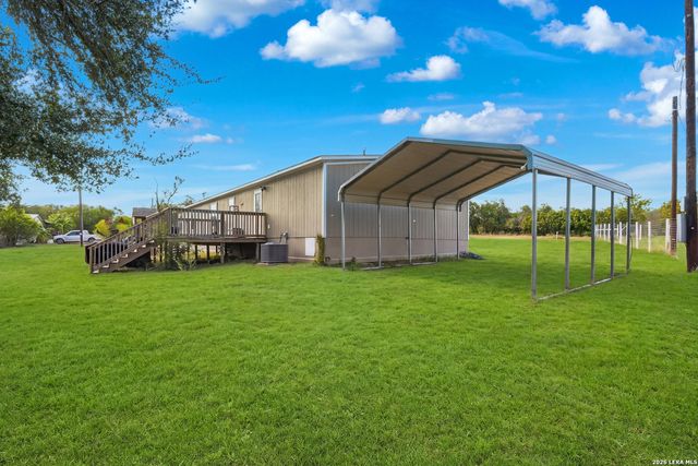 955 County Road 6753, Devine, TX 78016