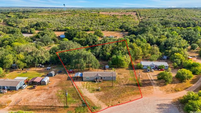 955 County Road 6753, Devine, TX 78016